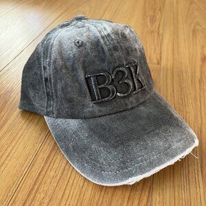 Brutalismus 3000 Praying Hat